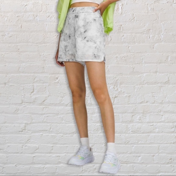 Lululemon flat front relaxed short 4.5” size: 2 - Picture 2 of 6